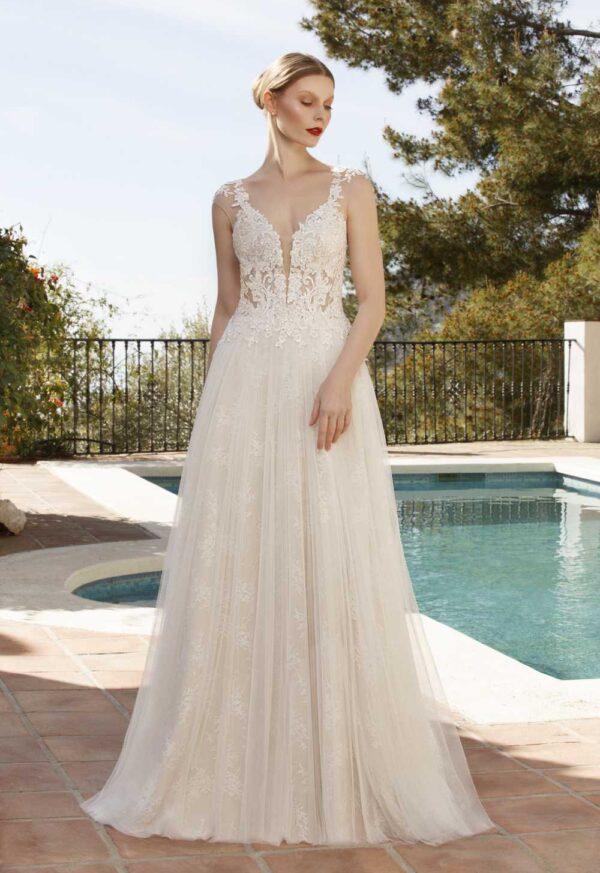 Brautkleid in Nude mit V Aschnitt. Bei K.S. Top Dress in Leidersbach bei Aschaffenburg