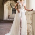 Fließendes Brautkleid mit tiefem Ausschnitt und überschnittenen Ärmel, Modell Kelly aus der MS Moda Kollektion 2021. Exclusive bei K.S. Top Dress in Leidersbach bei Frankfurt
